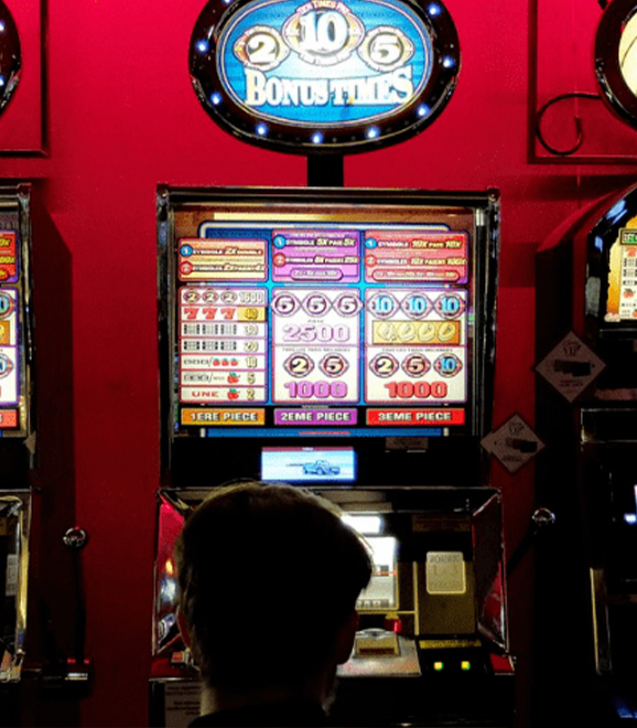 Optimizing slot machine graphics using LCD display