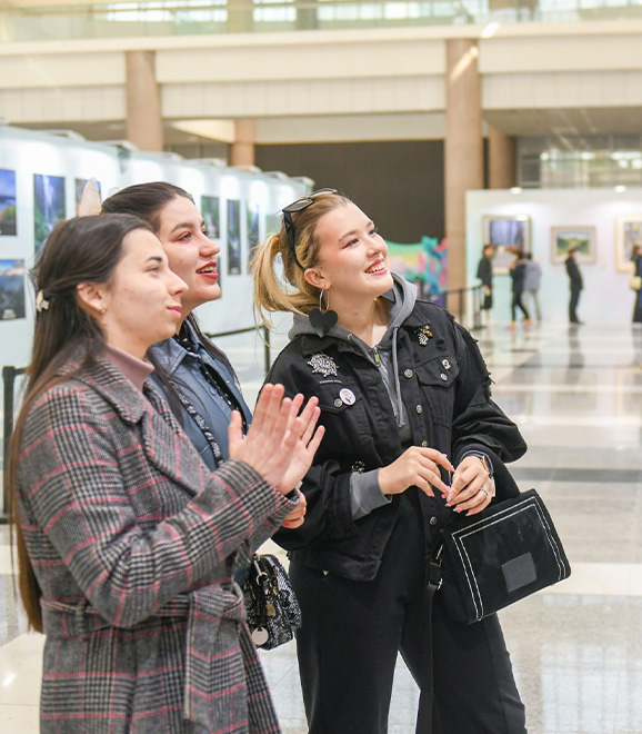 Customers can optimize the display capabilities of art exhibitions through touch monitors