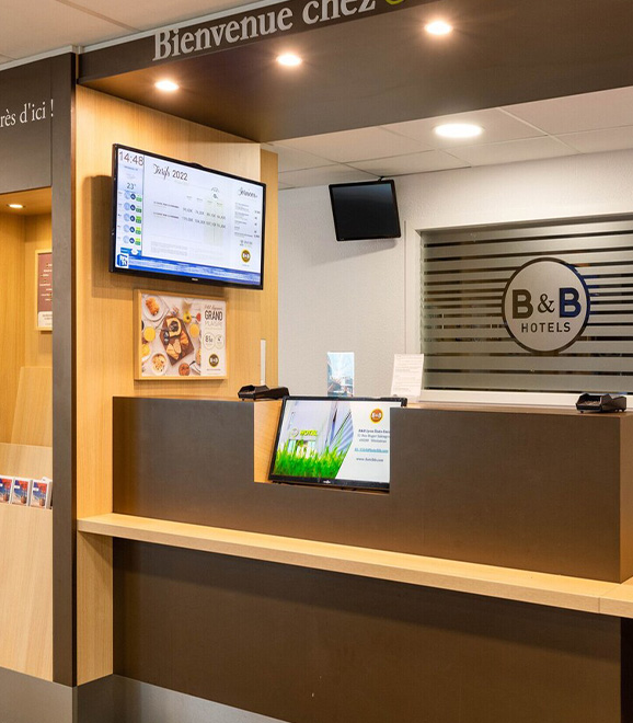 Installing a 32 inch digital sign on the wall can easily display the hotel's reservation information