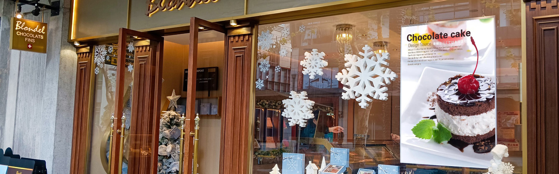 Deploying double sided screens on the windows of a coffee shop can achieve internal marketing and attract external customers.
