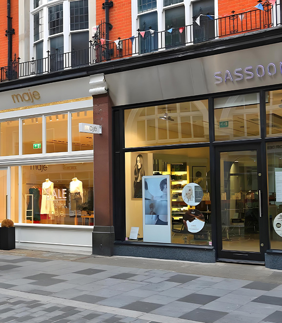 Deploying window-style digital signage outside clothing stores can effectively attract customers' attention.