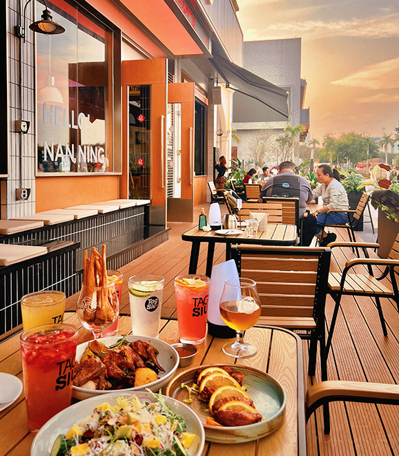 A restaurant has attracted a large number of customers through outdoor promotion by deploying a digital display solution.