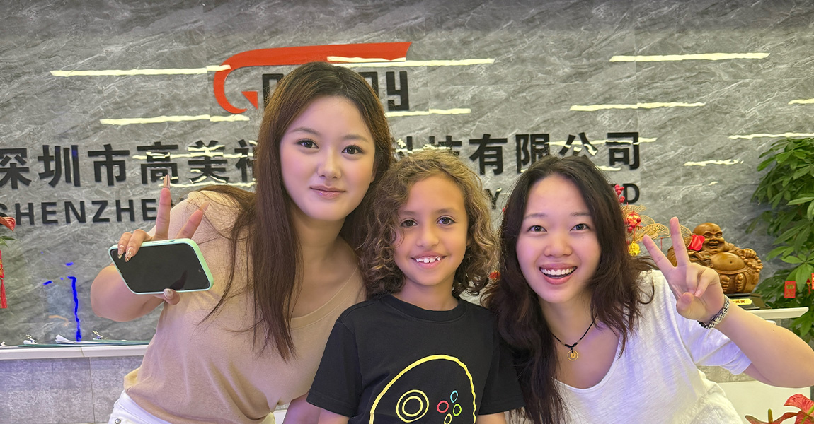 On the left is Rachel, Gomany's sales manager, on the right is Ellie, Gomany's sales manager, and in the middle is the child of client Julián