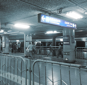 Double-sided stretched digital display can guide passengers on the subway in all directions